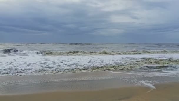폭풍우 치는 바다 파도 해변에 롤 — 비디오