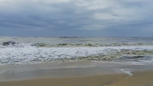 Stormy sea waves roll to the beach — Stock Video