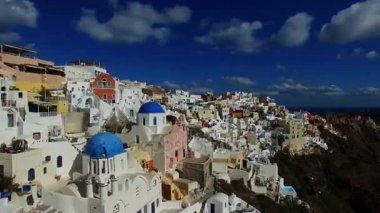 Santorini, Yunanistan'ın beyaz evler üzerinde uçan