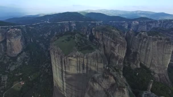 Luchtfoto van de bergen op het gebied van Meteora, Griekenland — Stockvideo