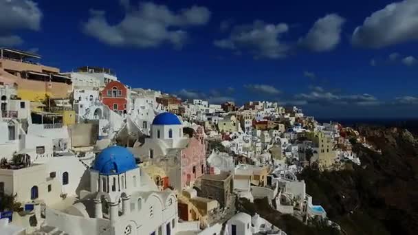 Fliegen über die weißen Häuser von Santorini, Griechenland — Stockvideo