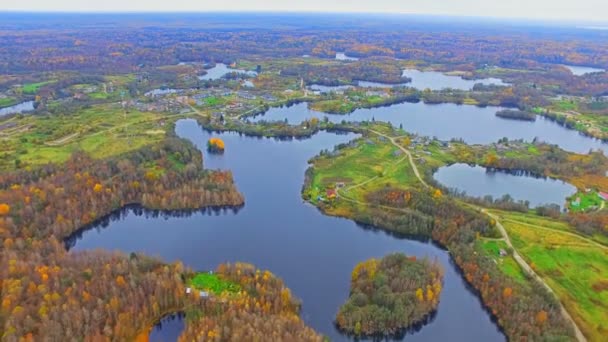 Una vista ariosa di laghi e fiumi autunnali con molte case di villaggio . — Video Stock