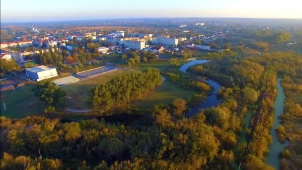 De drone-vlucht over een kleine stad — Stockvideo