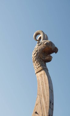 Bir Viking gemisi üzerinde bir ejderha bir close-up