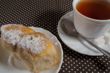 sabah kahvaltı. bir fincan çay ve bir rulo