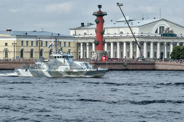 Saint-Petersburg, Rusya-30 Temmuz 2017: Tekne Grachonok. St Petersburg deniz geçit töreni