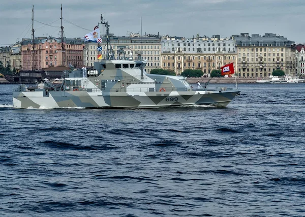 SAN PETERSBURGO, RUSIA - 30 DE JULIO DE 2017: Barco Grachonok. El desfile naval en San Petersburgo —  Fotos de Stock