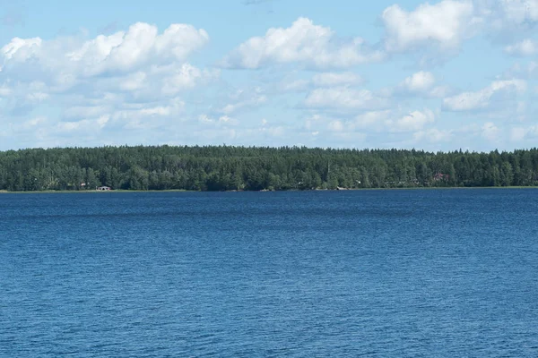 Fırtına bulutları ile Orman Gölü. Doğal peyzaj
