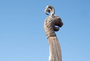 Eski Viking gemisi üzerinde Dragon.