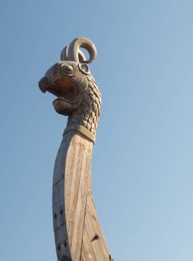 Drakkar eski bir Viking gemisi. Gemi bir ejderha yayı