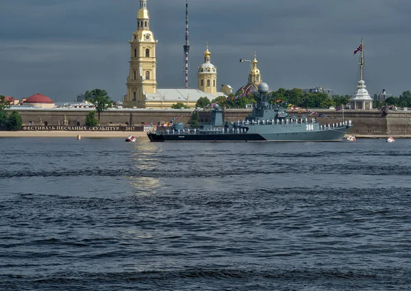 SAINT-PETERSBURG, RUSSIA - 20 LUGLIO 2017: Una nave da combattimento alle prove della parata navale di San Pietroburgo — Foto Stock