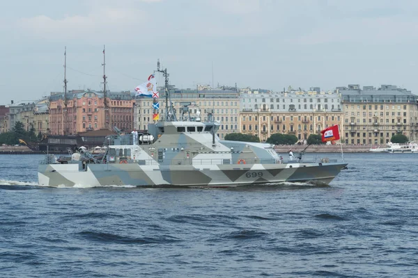 Saint-Petersburg, Rusya-30 Temmuz 2017: Kanalizasyon tekne Grachonok. St Petersburg deniz geçit töreni