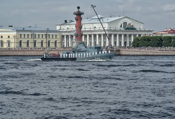 Санкт-Петербург, Російська Федерація-30 липня 2017: Бойового корабля на військово-морської парад в Санкт-Петербурзі — стокове фото