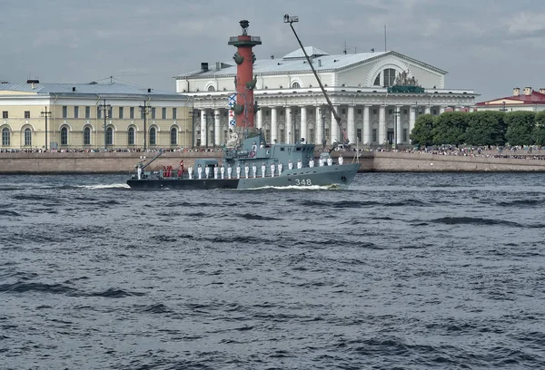 SAINT-PETERSBURG, RUSSIA - JULY 30, 2017: A combat ship at the naval parade in St. Petersburg — Stock Photo, Image