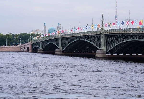 ST PETERSBURG, RUSSIA - 28 LUGLIO 2017: Ponte della Trinità decorato con bandiere in onore della Marina Russa — Foto Stock