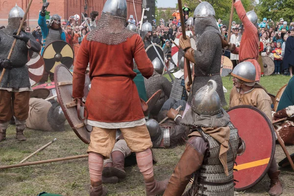 St. Petersburg, Rusya - 27 Mayıs 2017: Demonstrasyon savaş Rusya'nın St. Petersburg kentinde Viking Festivali'nde