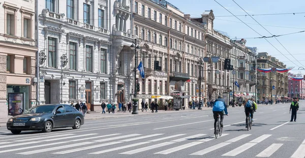 俄罗斯圣彼得堡-2017 年 5 月 28 日： 交通在俄罗斯圣彼得堡的涅瓦大街 — 图库照片