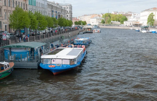 ST. PETERSBURG, RÚSSIA - 28 de maio de 2017: Amarrações no aterro do rio Fontanka em São Petersburgo, Rússia — Fotografia de Stock