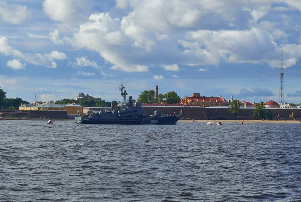 SAINT-PETERSBURG, RÚSSIA - 30 de julho de 2017: Um navio de combate no desfile naval de São Petersburgo — Fotografia de Stock