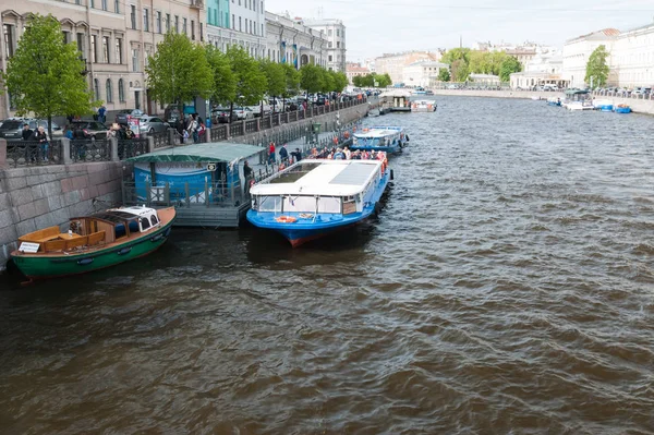 ST. PETERSBURG, RÚSSIA - 28 de maio de 2017: Barcos de excursão no cais em São Petersburgo, Rússia — Fotografia de Stock