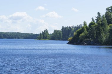 Fırtına bulutları ile orman göl. 