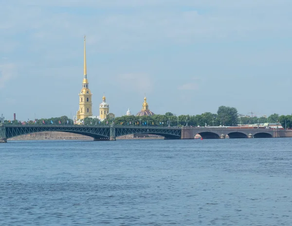 ST PETERSBURG, RUSSIA - 28 LUGLIO 2017: Veduta della Fortezza di Pietro e Paolo e del Ponte della Trinità a San Pietroburgo — Foto Stock