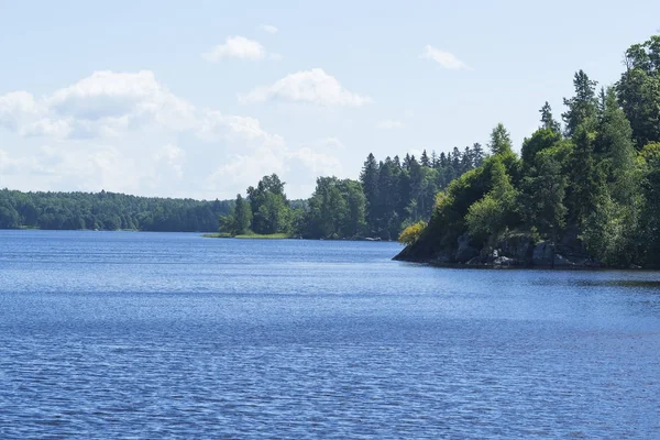 Fırtına bulutları ile orman göl. 