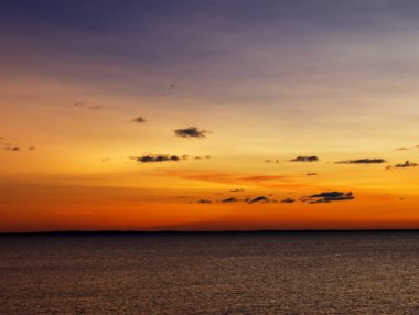 Yaz aylarında göl üzerinde turuncu gündoğumu