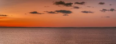 Deniz on Sunset. pembe gökyüzü bulutlu