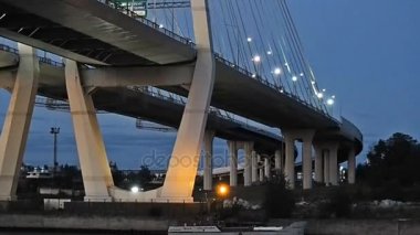 St. Petersburg, Rusya'nın gecenin içinde yüzen bir gemi ile Neva Nehri üzerinde köprü görünümünü akşam