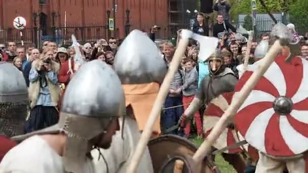 San Petersburgo, Rusia - 27 de mayo de 2017: Reconstrucción histórica de la batalla vikinga en San Petersburgo, Rusia — Vídeo de stock