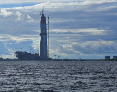 St Petersburg, Rusya - 20 Temmuz 2017: iş gökdelen Lakhta Merkezi Neva Nehri'nin kıyısında