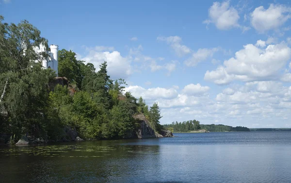 Beyaz Kule ağaçları arasında bir kaya üzerinde