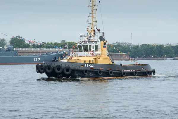 St Petersburg, Rusland - 28 juli 2017: Een rivier sleepboot zwevend langs de rivier de Neva in St. Petersburg, Rusland — Stockfoto