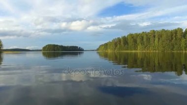 Su yüzeyine yukarıda uçan
