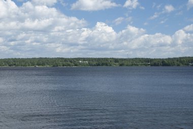 Göl manzara. Beyaz bulutlar ve gölde creepers