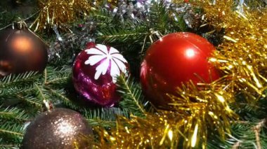 Dalları arasında yalan Noel süsleri