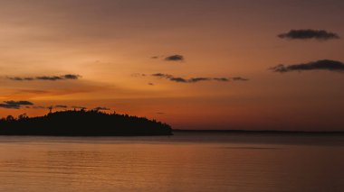 Renkli gökyüzü göl günbatımı bulutlar. Günbatımında gökyüzünün güzel atmosfer