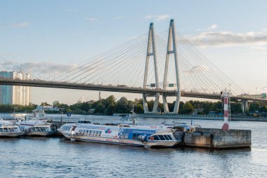 St. Petersburg, Rusya Federasyonu - 5 Eylül 2018: Kablo bridge Sankt-Petersburg, Rusya ile ayakta hidrofil tekneler nehirde wharf