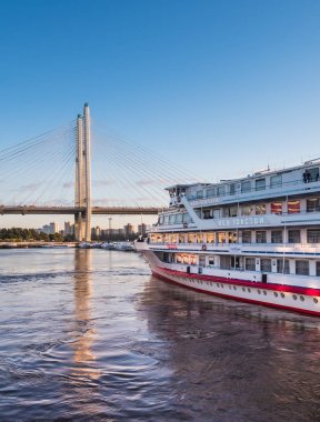 St. Petersburg, Rusya Federasyonu - 5 Eylül 2017: cruise gemisi rıhtımdan bir yaz akşamı demirleyen. 