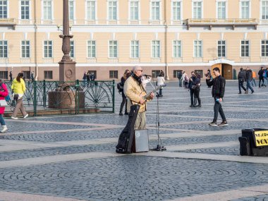 St. Petersburg, Rusya - 21 Eylül 2017: Sokak müzisyen Palace Meydanı, St. Petersburg, Rusya Federasyonu
