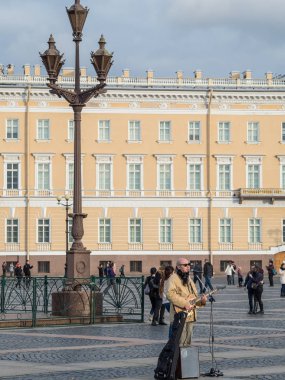 St. Petersburg, Rusya - 21 Eylül 2017: Sokak müzisyen Palace Meydanı, St. Petersburg, Rusya Federasyonu