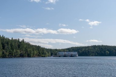 Üç beyaz turistik gemi Valaam Adası iskelede