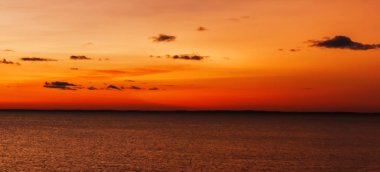 Turuncu günbatımı bulutlu gökyüzü göl 