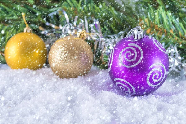 Christmas bollar på en bakgrund av julgran grenar. Kall nyans — Stockfoto