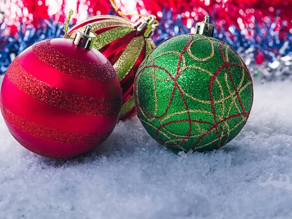 Weihnachtsschmuck auf einem Hintergrund verwischter Christbaumzweige. Kalttonung — Stockfoto