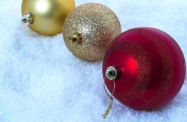 Tres bolas de Navidad en la nieve. Tonificación fría — Foto de Stock