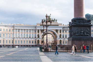 St Petersburg, Rusya - 25 Eylül 2018: St Petersburg Saray Meydanı. Vintage fenerler, heykel Hermitage ve turistlerin krili