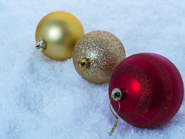 Kar üzerinde renkli topları ile üç Noel ağacı