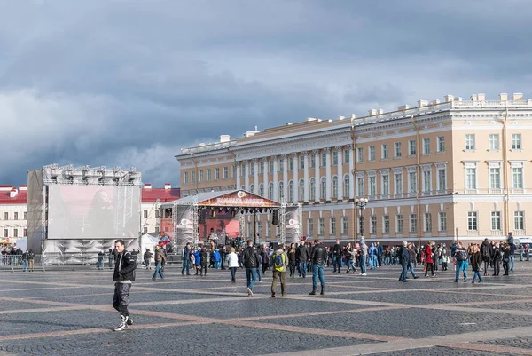 St. Petersburg, Rusya - 25 Eylül 2017: Konser motorcu sezon sonunda Palace Meydanı
